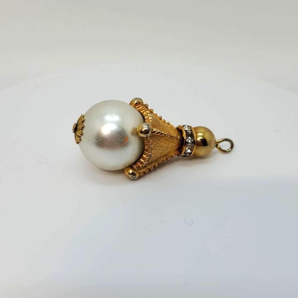 Vintage goldtone and faux pearl pendant